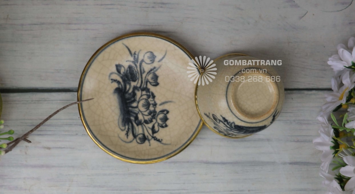Đĩa lót chén men rạn vẽ hoa sen thủ công, giúp cố định chén, tạo điểm nhấn sang trọng cho bàn trà