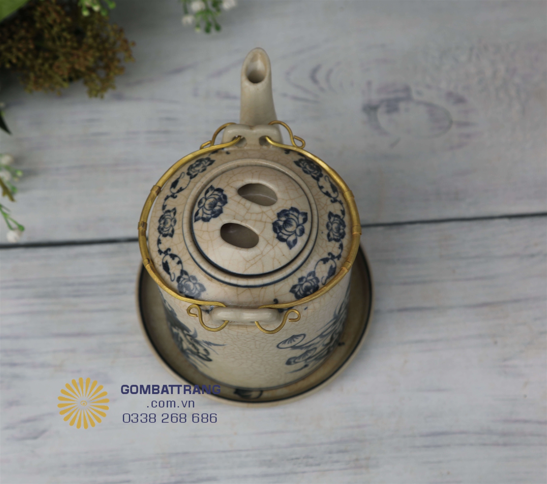 Quai ấm trà được thiết kế bằng đồng vàng tinh xảo, chắc chắn