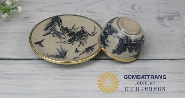 Mỗi chén trà trong bộ ấm chén men rạn đi kèm với 1 chiếc lót đồng sang trọng bền đẹp