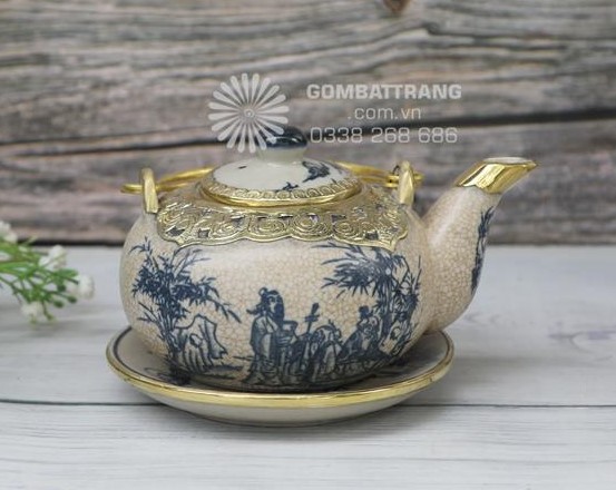 Chất liệu Hồng Sa nguyên khoáng tạo nên bộ ấm chén men rạn có nắp đồng bền đẹp vượt thời gian