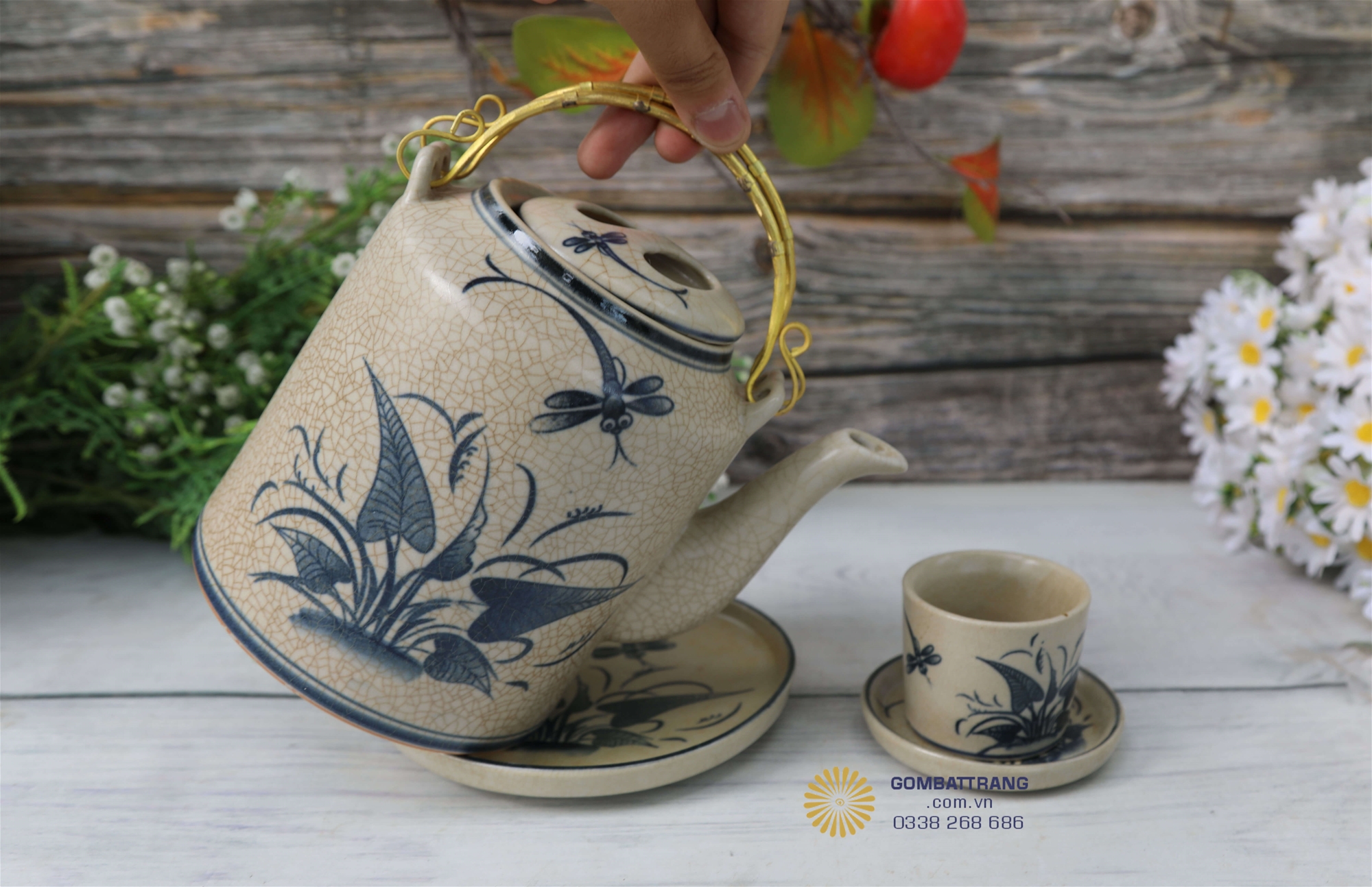 Ấm tích men rạn vẽ chuồn chuồn khoai quai vàng, giữ nhiệt lâu, men rạn cổ tinh tế, vẽ tay sắc nét.