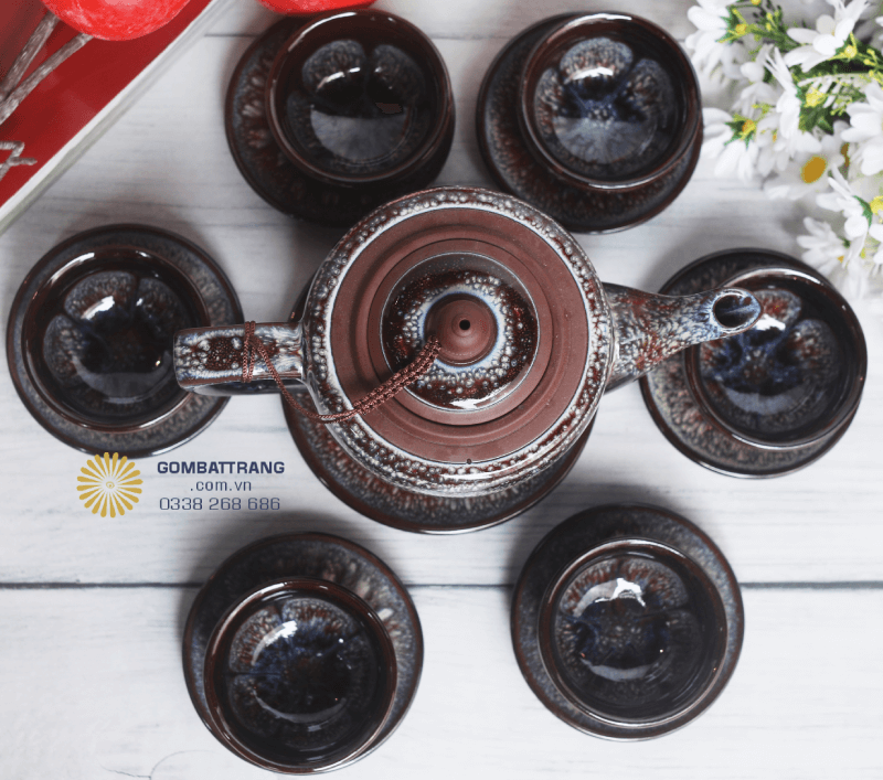 Bộ ấm chén này là lớp men hỏa biến – mỗi sản phẩm là một phiên bản độc nhất, mang nét nghệ thuật riêng biệt và đậm chất truyền thống