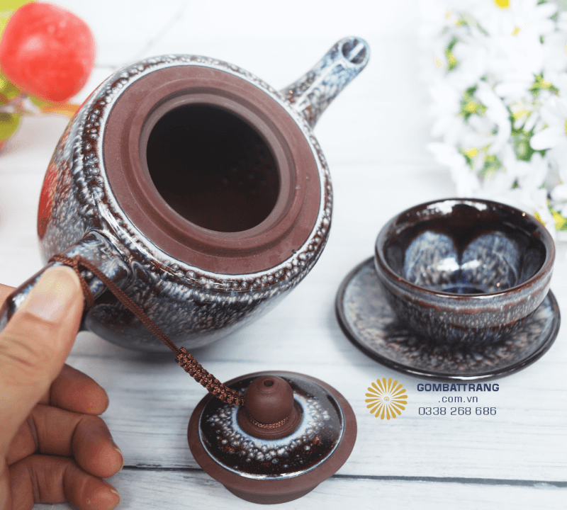 Miệng vòi ấm cong nhẹ, liền mạch với thân, giúp rót trà mượt mà, không bị rò rỉ nước