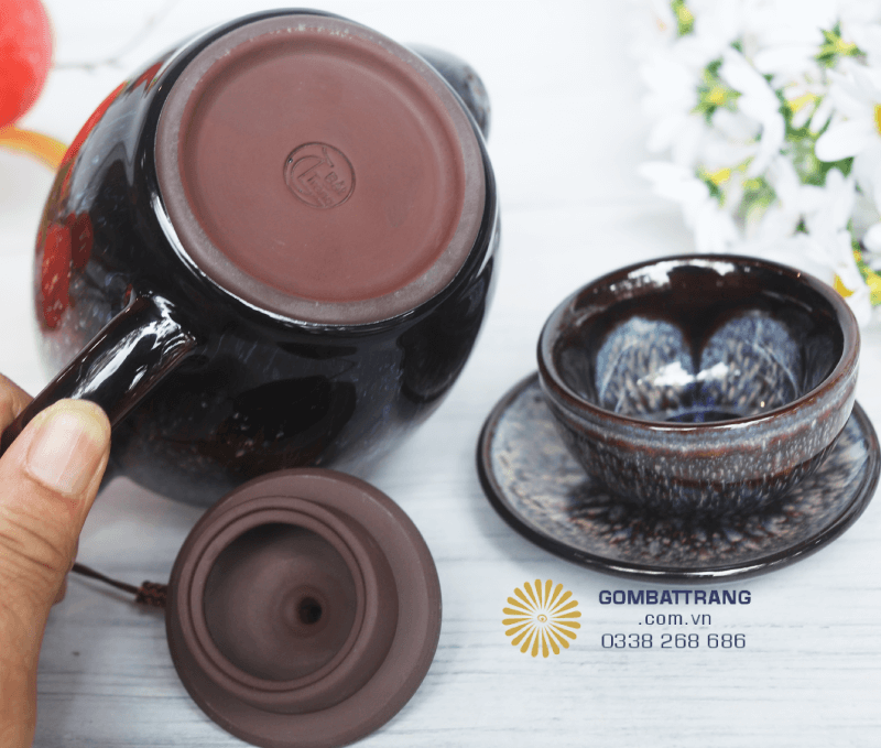 Bộ ấm chén được khắc chữ “Bát Tràng” cách điệu, tạo dấu ấn riêng tinh tế, tôn vinh giá trị thủ công truyền thống