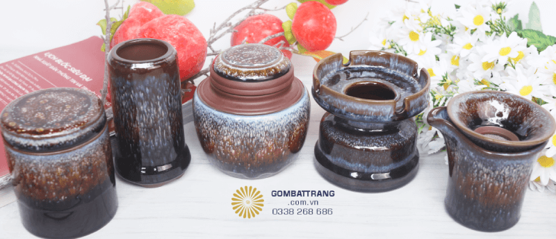 Bộ phụ kiện pha trà đi kèm gồm các dụng cụ tinh xảo như lọc trà, chặn nắp, khay trà…, hỗ trợ pha trà đúng cách và nâng tầm trải nghiệm thưởng trà