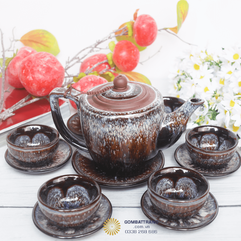 Bộ ấm chén mang nét đẹp mộc mạc, sang trọng với gam màu nâu trầm kết hợp men hỏa biến tạo hiệu ứng loang màu độc đáo