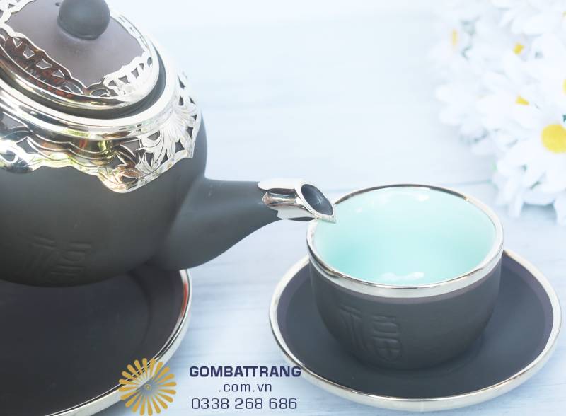 Thiết kế lòng chén men xanh ngọc tạo điểm nhấn thanh thoát, tôn lên sắc vàng óng của trà, khiến trải nghiệm thưởng trà thêm phần cuốn hút.