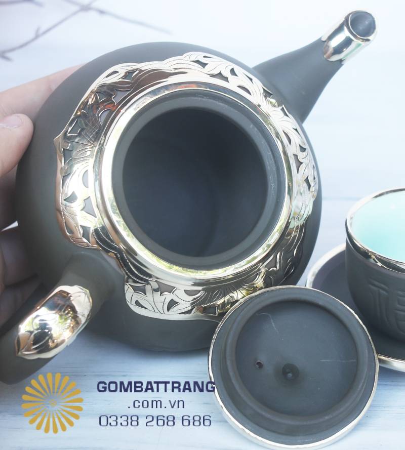 Với độ kín khít hoàn hảo, bộ ấm màu nâu ánh xanh rêu đảm bảo dòng rót mượt mà, cắt nước gọn gàng, không rò rỉ – tiêu chí vàng của ấm chén tử sa Bát Tràng.