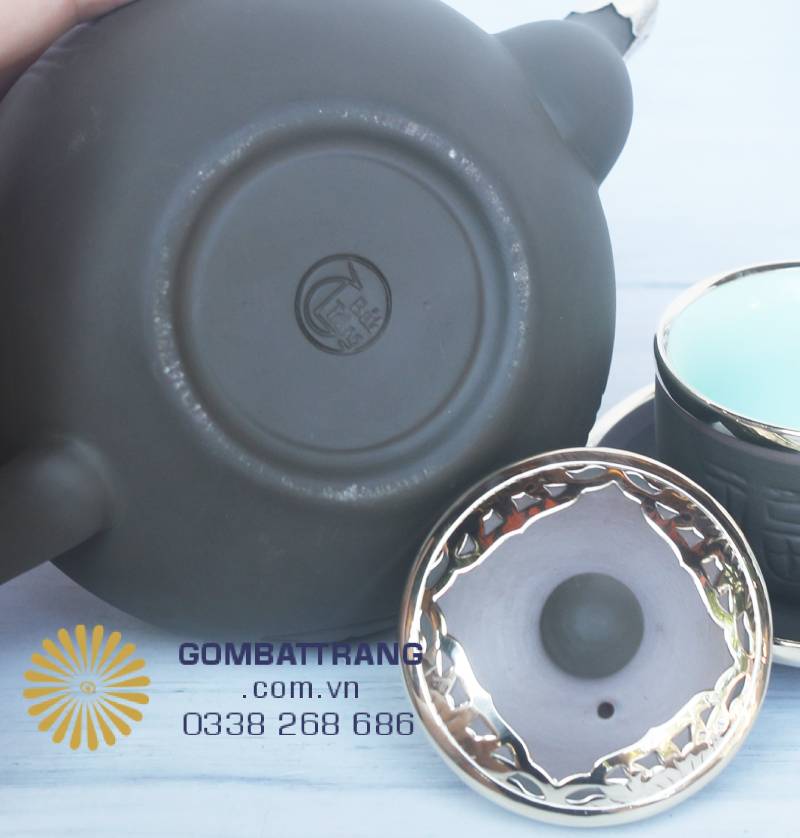 Ấm chén bọc đồng Bát Tràng – không chỉ là dụng cụ pha trà mà còn là tác phẩm nghệ thuật, nơi sắc nâu rêu cổ điển hòa quyện cùng ánh vàng sang trọng.