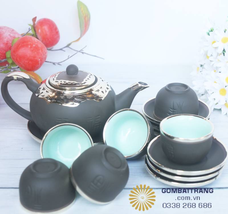Thiết kế lòng chén men xanh ngọc tạo điểm nhấn thanh thoát, tôn lên sắc vàng óng của trà, khiến trải nghiệm thưởng trà thêm phần cuốn hút.