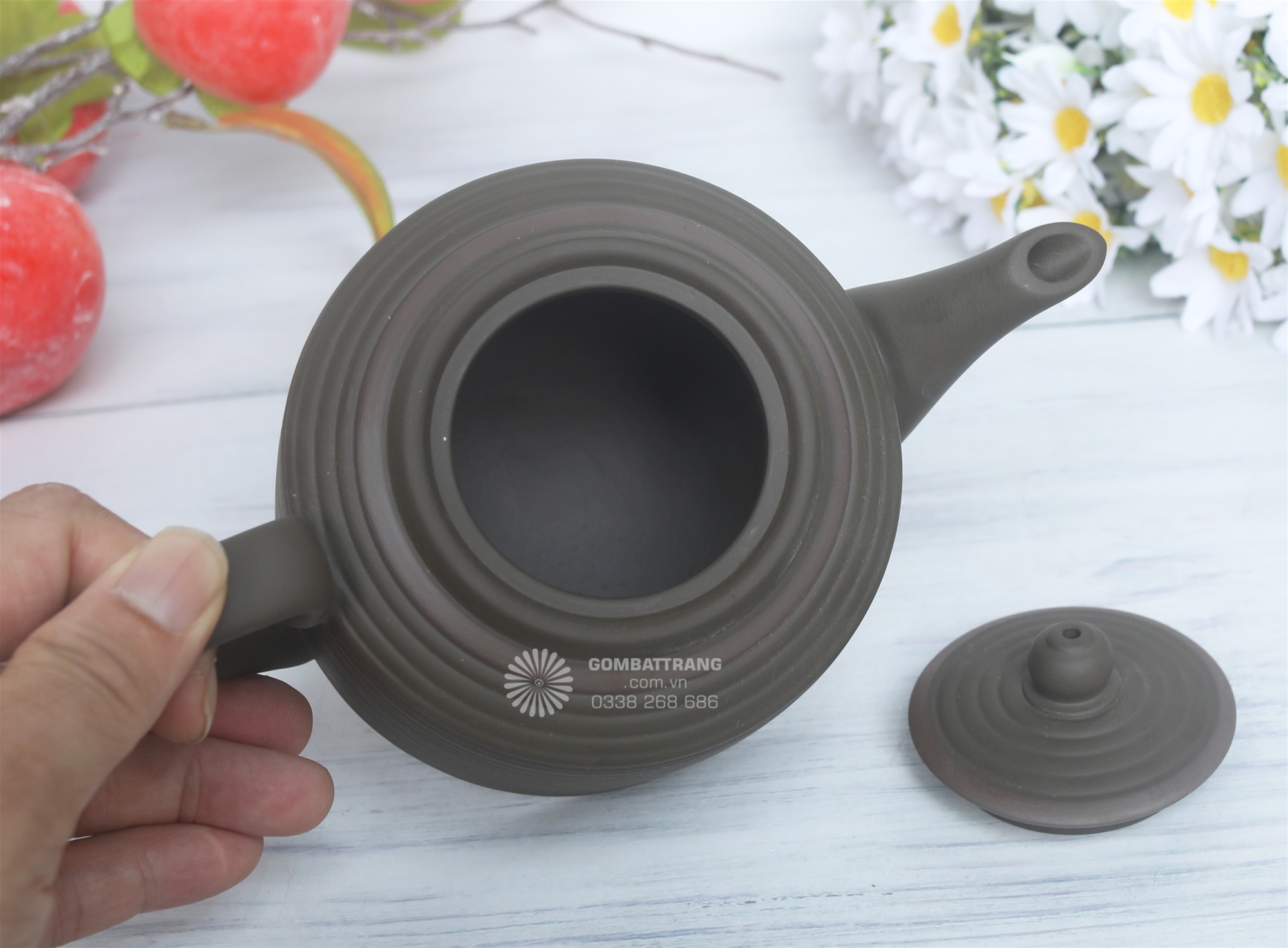 Thiết kế nắp khít, miệng ấm rót mượt mà