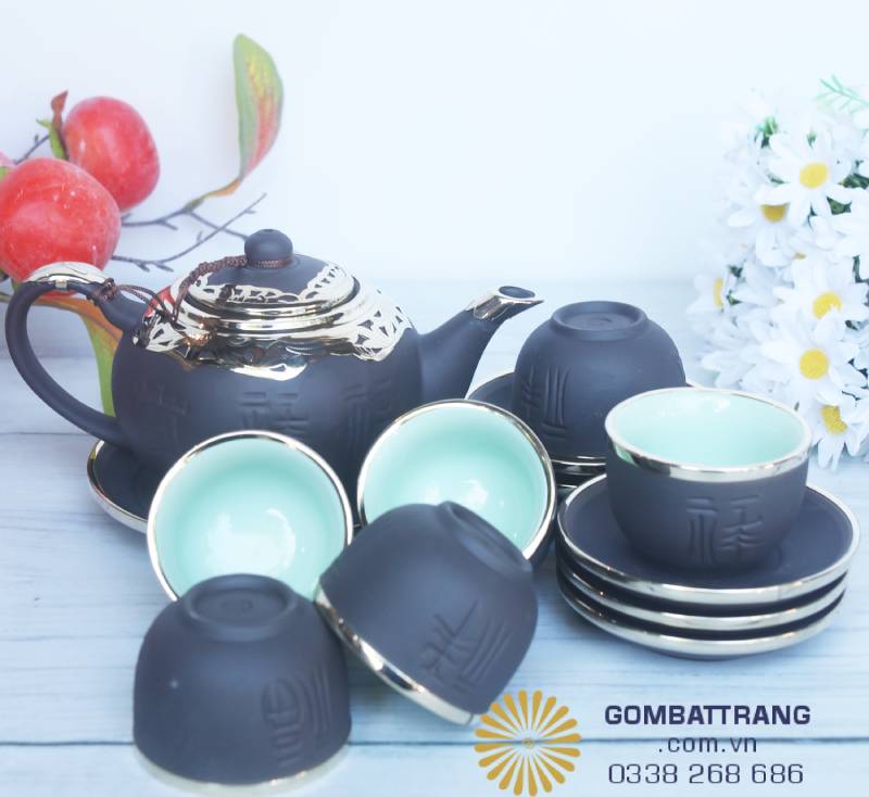 Viền đồng ánh vàng dịu kết hợp nền gốm trầm mặc, mang đến vẻ đẹp sang trọng mà không phô trương – lựa chọn tinh tế của người yêu sự giản dị thanh cao.