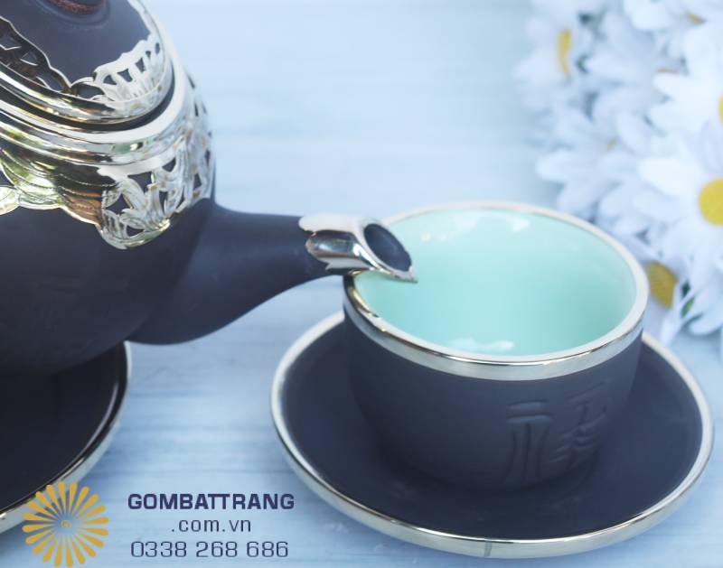 Lòng chén men xanh ngọc tạo điểm nhấn thanh thoát, làm nổi bật sắc nước trà óng ánh, biến từng buổi trà đàm thành một bức tranh đầy thi vị.