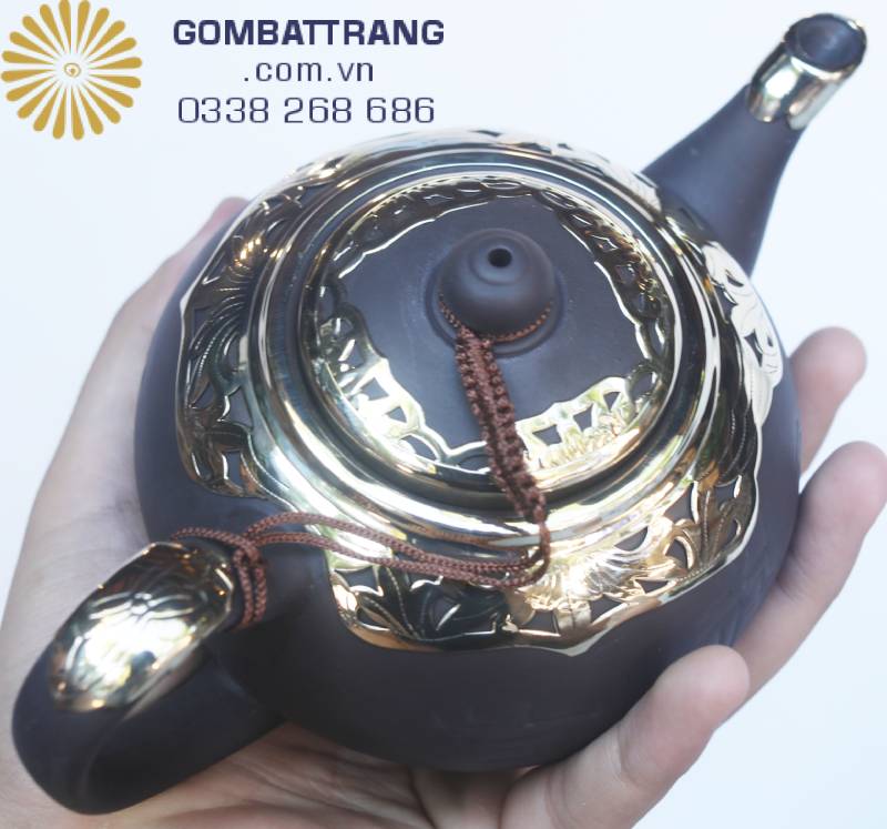 Bộ ấm chén cao cấp Bát Tràng gồm 1 ấm, 6 chén, 7 đĩa lót – đầy đủ tiện nghi cho những buổi trà đạo sum vầy, kết nối tình thân và tri kỷ. “Một chén trà trong sắc nâu – lắng hồn người giữa thâm sâu cổ điển.” Bộ trà trở thành tác phẩm nghệ thuật, vừa để thưởng trà vừa để chiêm ngắm.