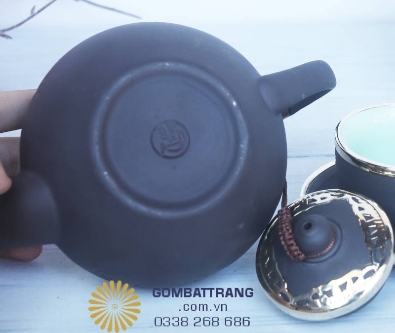 Là bộ ấm chén quà tặng cao cấp, sản phẩm thể hiện sự trân trọng và đẳng cấp, thích hợp trong các dịp Tết, tân gia hay tri ân đối tác, người thân.
