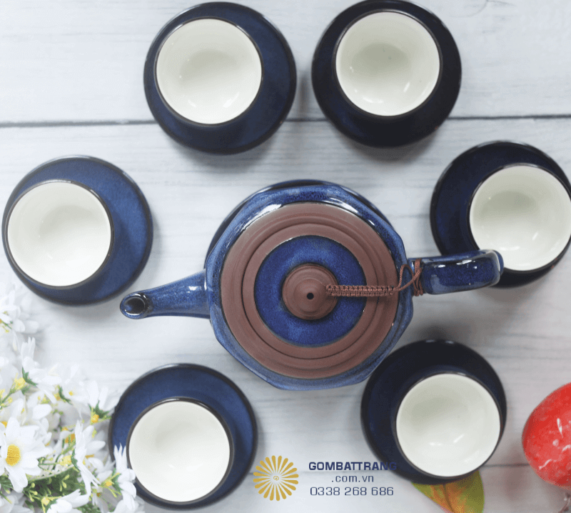 Thiết kế ấm theo khối đa giác nhẹ tạo hiệu ứng bắt sáng đẹp, tôn lên đường nét mạnh mẽ mà vẫn giữ sự mềm mại
