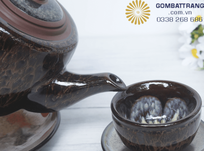 Tỉ lệ thân–vòi–quai giữ trọng tâm gần tay cầm nên khi đầy nước vẫn ít mỏi cổ tay. Bề mặt quai có tiết diện đủ dày để bấu chắc, thao tác rót liên tục vẫn ổn định