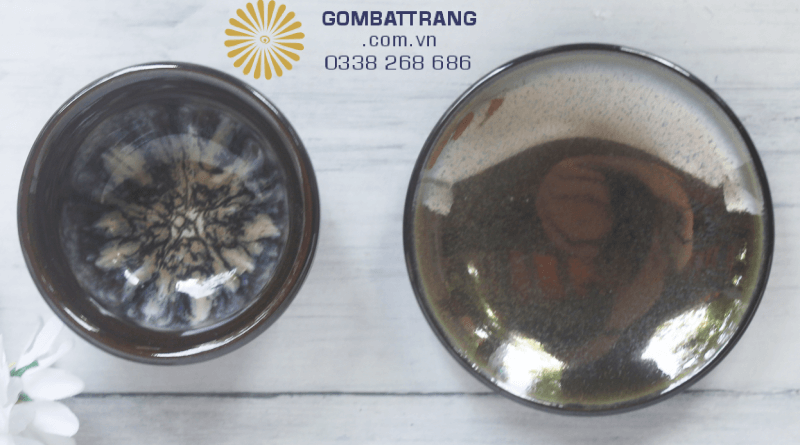 Không đặt trực tiếp ấm lên bếp; dùng ấm đun riêng rồi rót sang để tránh sốc nhiệt. Lúc vệ sinh, chờ ấm nguội tự nhiên, rửa với nước ấm và miếng mềm để bảo toàn lớp men và viền trang trí