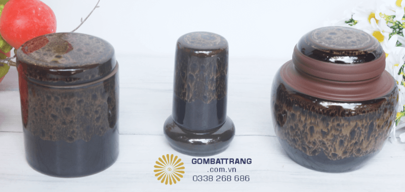 Sau khi tráng ấm chén, nước pha giữ ấm tốt trong 8–10 phút, phù hợp 2–3 lượt rót đầu. Khi muốn hương nhẹ hơn, mở hé nắp 1/4 vòng để hơi thơm thoát đều mà không làm nguội đột ngột