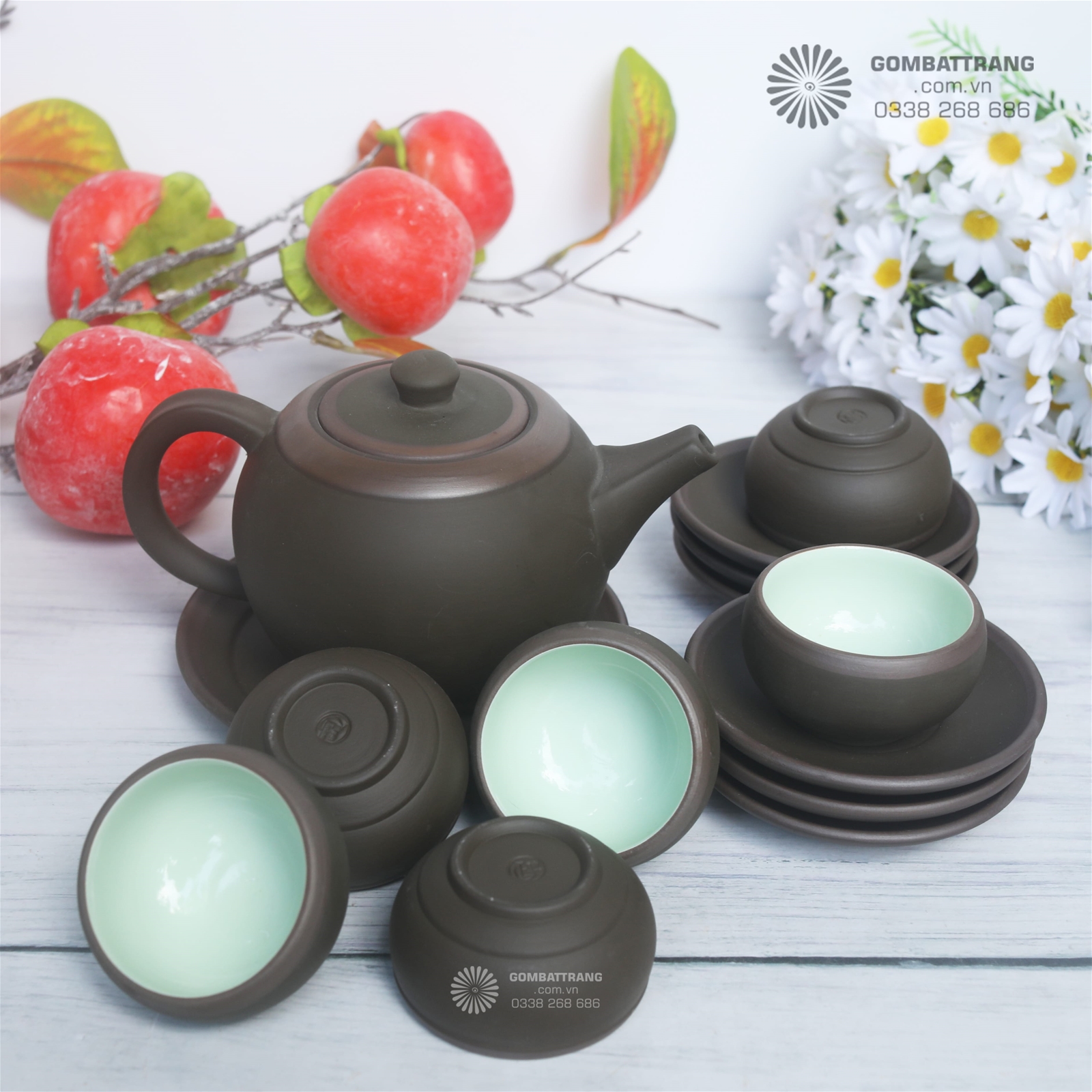 Mua bộ ấm trà gốm Bát Tràng chĩnh hãng sẽ bao gồm 1 ấm tử sa dung tích lớn - 340 ml, gồm 6 chén tử sa và đi kèm 6 đĩa lót cao cấp . Với dung tích lớn, không lo trải nghiệm trà đạo bị gián đoạn!