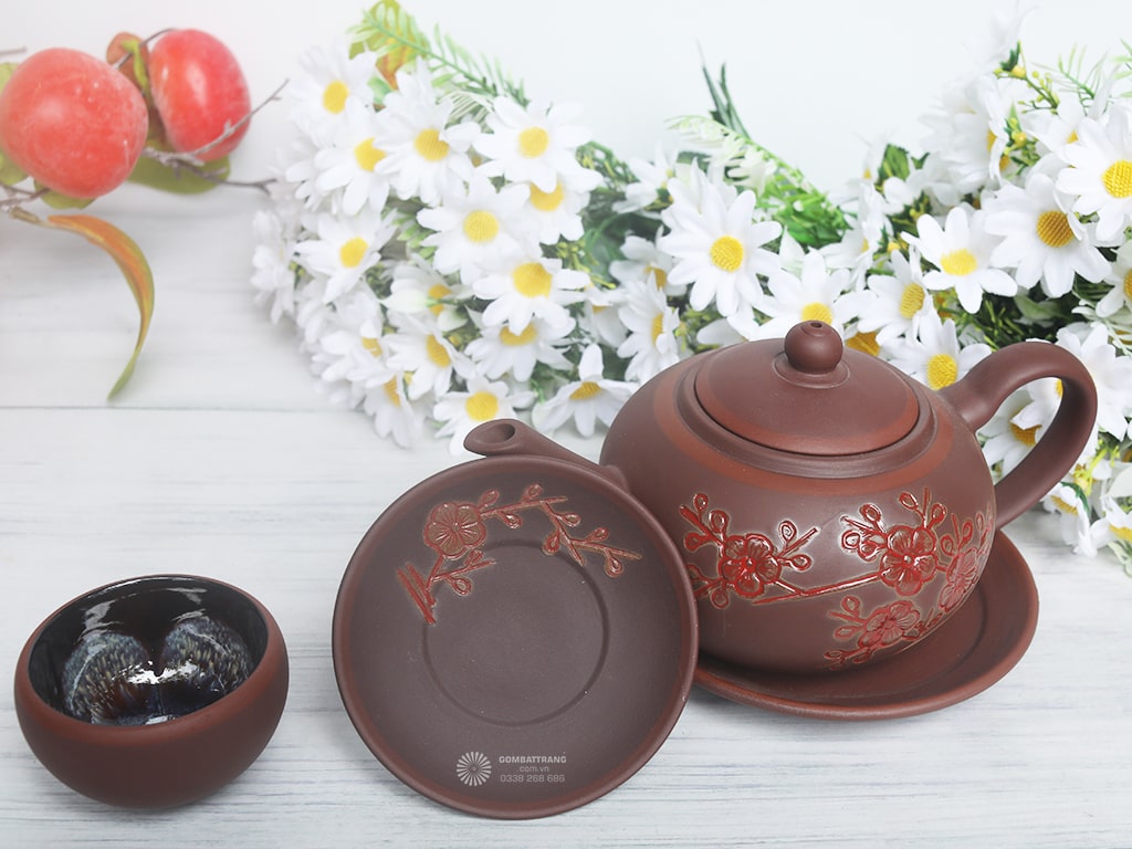 Bộ "tri kỉ" ấm trà, chén trà và đĩa lót hài hòa, tạo nên một bức tranh hoàn mĩ