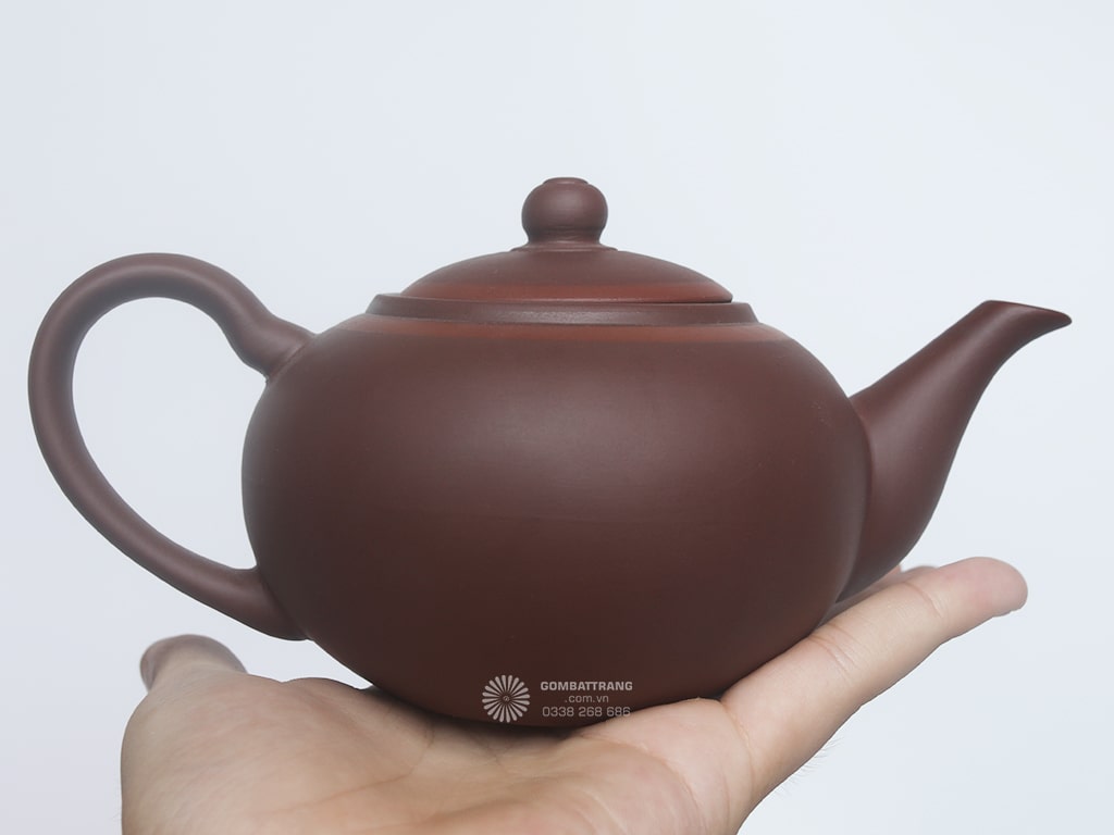 Mặt sau của bộ ấm chén là chất đất tử sa mịn lì