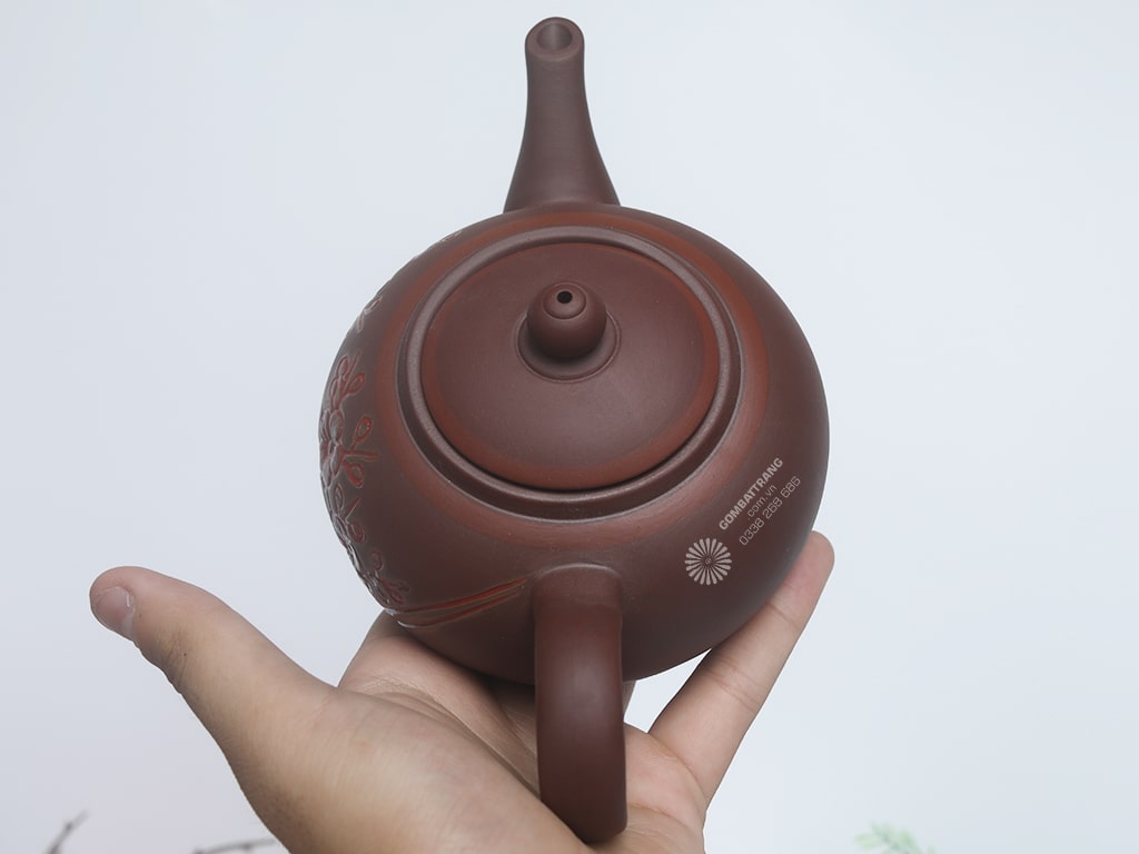 Dù ở góc độ nào, ấm trà tử sa khắc hoa đào chính hãng đều đẹp, hoàn mĩ không tì vết