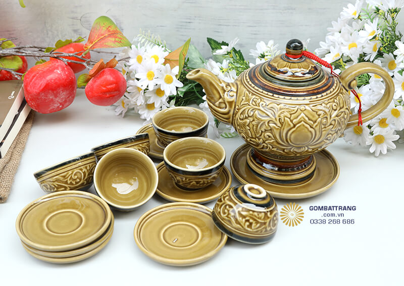 Mỗi chiếc chén đều được kèm theo một chiếc đĩa lót tròn có đường kính vừa vặn, tạo nên bộ ấm chén đẹp sang trọng hoàn chỉnh