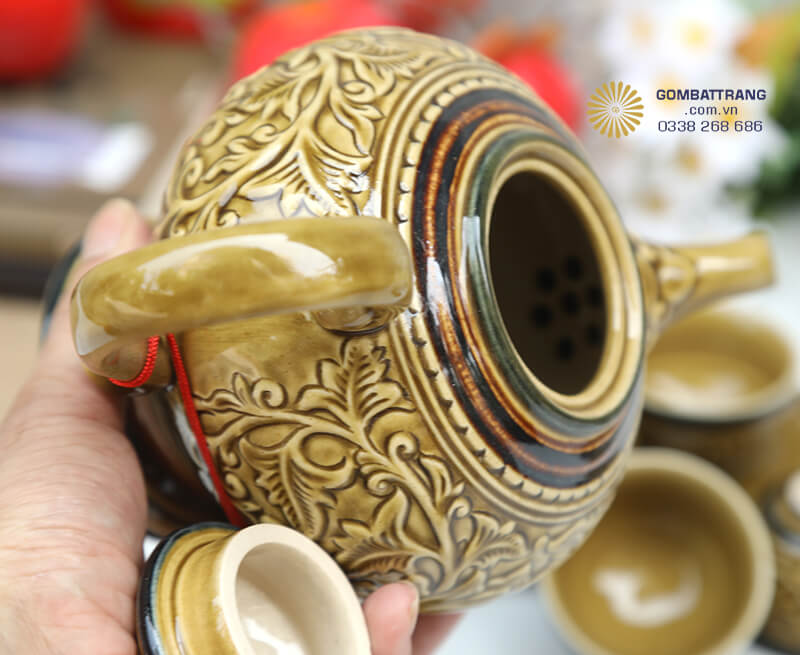 Bộ ấm chén trà bát tràng này không chỉ là vật dụng uống trà mà còn là tác phẩm nghệ thuật mang đậm bản sắc văn hóa Việt