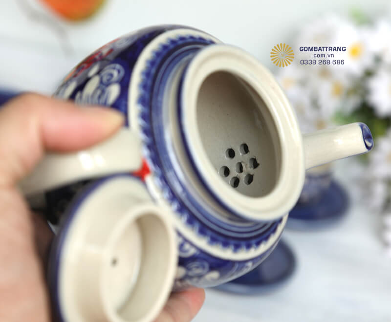Lỗ lọc trà hình tổ tò vò của chiếc ấm uống trà đạo