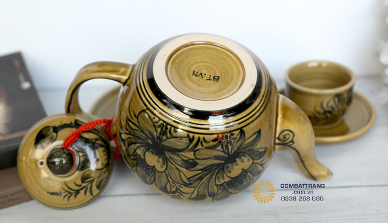 Chất liệu gốm sứ Bát Tràng giữ nhiệt tốt, giúp giữ hương vị trà nguyên vẹn trong suốt quá trình thưởng thức