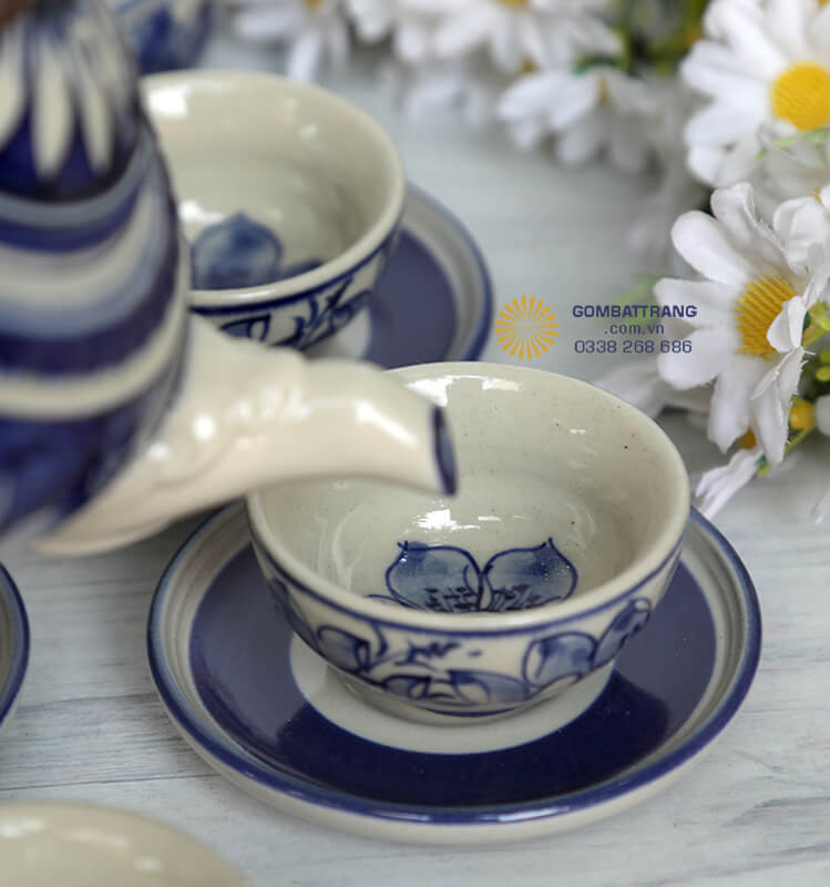 Ý Nghĩa Phong Thủy Của Họa Tiết Hoa Sen Trên Thân Chén Uống Trà