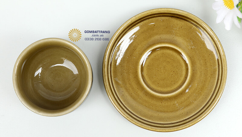 Màu sắc đen nâu vàng óng ánh trên bề mặt chén mang đến cảm giác sang trọng, quý phái cho không gian thưởng trà