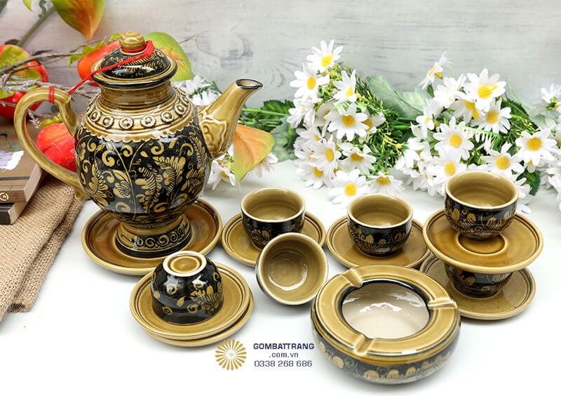 Thành chén dày vừa phải giúp giữ nhiệt tốt nhưng không quá nóng khi cầm, miệng chén tròn mịn màng tạo cảm giác thoải mái khi nhấp trà