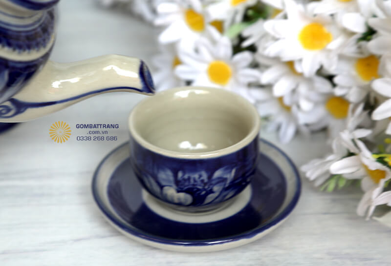 Bộ ấm chén sứ cao cấp hoa sen không chỉ phục vụ công năng pha chế mà còn là điểm nhấn trang trí tuyệt đẹp cho bàn trà
