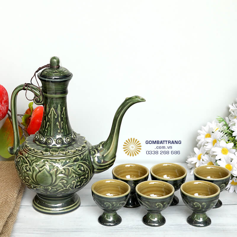 Bộ ấm chén sứ cao cấp&nbsp;gây ấn tượng ngay từ cái nhìn đầu tiên với gam màu xanh lục bóng mượt đặc trưng của men gốm Bát Tràng