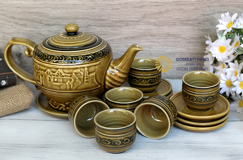 Mỗi chén đều có đĩa lót riêng biệt với viền nổi trang trí hoa văn cổ điển