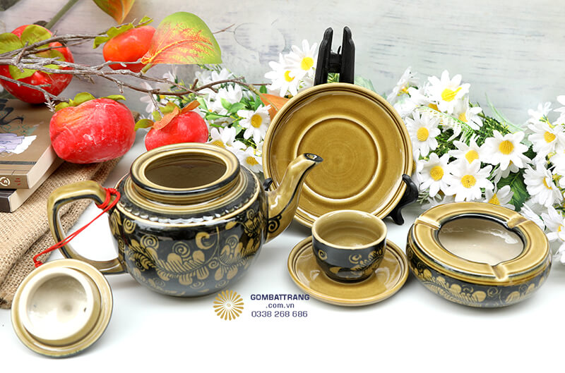 Họa tiết hoa văn&nbsp;được nghệ nhân Bát Tràng khéo léo vẽ tay tỉ mỉ từng chi tiết, thể hiện sự tinh tế và tâm huyết trong từng nét vẽ