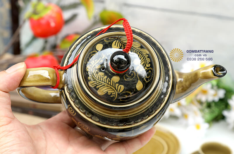 Họa tiết trên đĩa lót được đơn giản hóa nhưng vẫn hài hòa với tổng thể bộ ấm chén