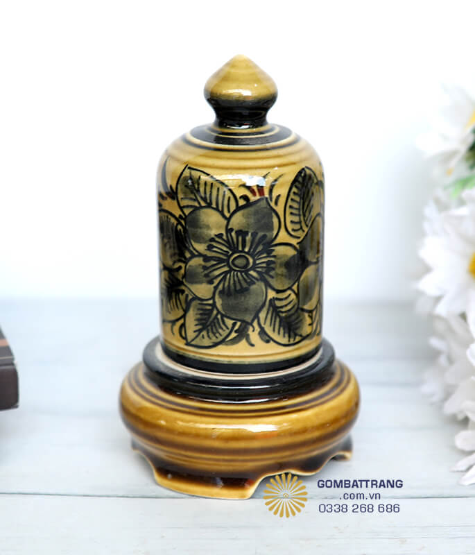 Lọ tăm có thiết kế thanh lịch với họa tiết hoa văn trang trí, đế lót chắc chắn giúp đặt ổn định trên bàn