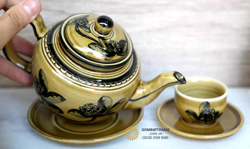 Bộ ấm chén bát tràng hoa sen là món quà tặng sang trọng cho các dịp lễ tết, khai trương, tân gia hay tri ân đối tác