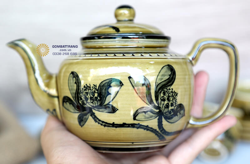 Nắp ấm được thiết kế vừa khớp&nbsp;với núm cầm tròn trịa, giữ nhiệt tốt và tạo điểm nhấn cho phần thân ấm