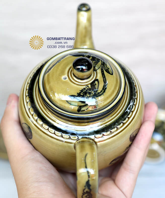 Điểm đặc biệt của bộ chén trà bát tràng&nbsp;chính là họa tiết hoa sen vuốt tay&nbsp;tinh xảo trên mỗi chi tiết