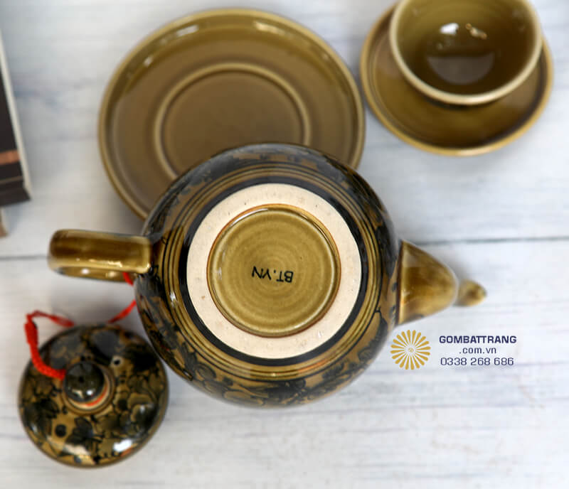 Điểm nhấn đặc biệt của bộ ấm chén đẹp Bát Tràng này chính là vẽ vay hoa mẫu đơn tinh xảo