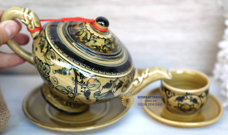 Bộ chén trà bát tràng với gam màu nâu vàng ấm áp, toát lên vẻ cổ điển và sang trọng