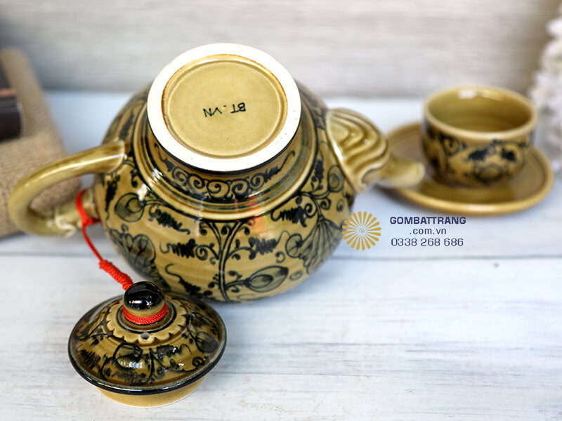 Bộ ấm chén được xuất xứ chính hãng từ làng nghề Bát Tràng