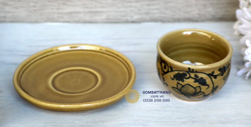 Họa tiết hoa lá đắp nổi trên mỗi chiếc chén tạo điểm nhấn nghệ thuật, khiến việc thưởng trà trở nên sang trọng hơn