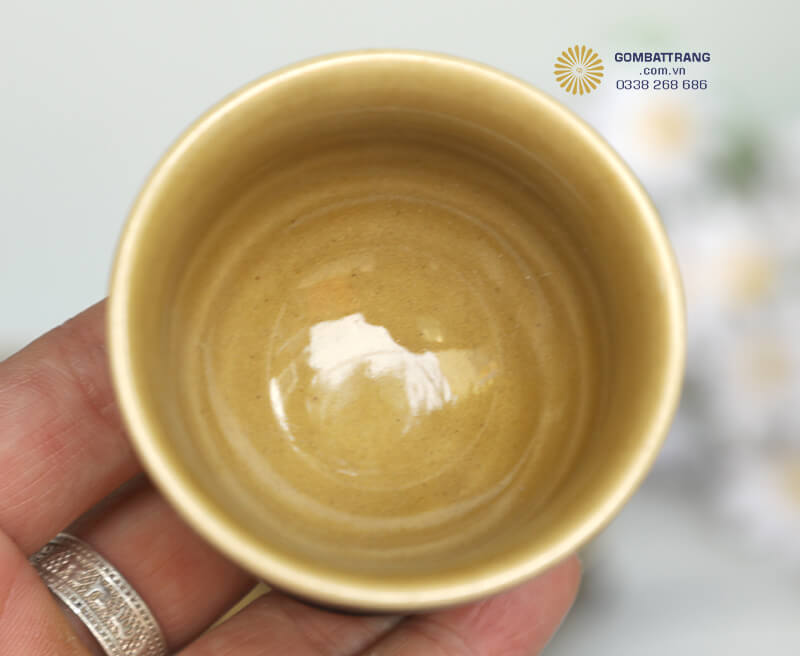 Họa tiết trên bộ ấm chén pha chè là sự kết hợp tinh tế giữa các đường nét hoa lá cách điệu tạo nên vẻ đẹp thanh nhã và sang trọng