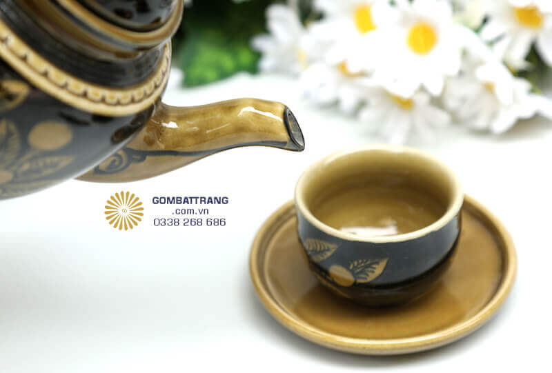 Mỗi chiếc chén đều đi kèm một đĩa lót có tông màu vàng ánh kim đồng điệu với họa tiết hoa đào trên thân chén