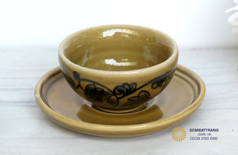 Bộ ấm chén hoa sen được sản xuất từ chất liệu gốm sứ cao cấp của làng nghề truyền thống Bát Tràng